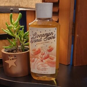 Bath & Body Works Cinnamon Donut Swirl Shower Gel Aloe Vitamin E 10 OZ NEW NICE